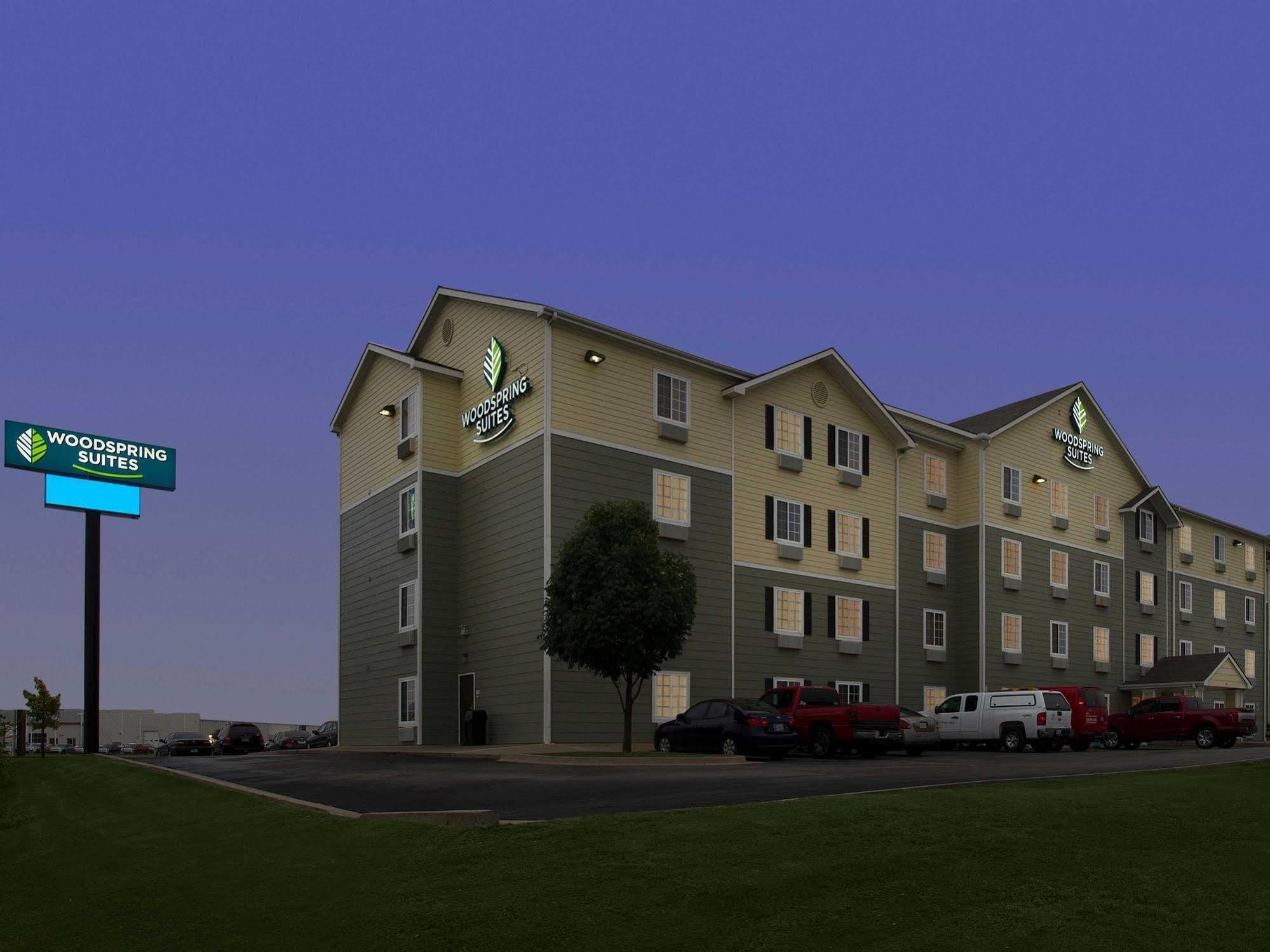 Woodspring Suites Tulsa Bagian luar foto